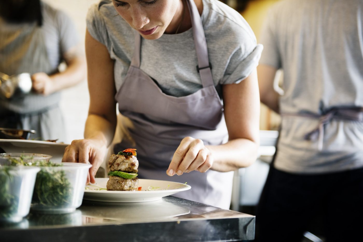 chef-working-and-cooking-in-the-kitchen-pnqtz3u